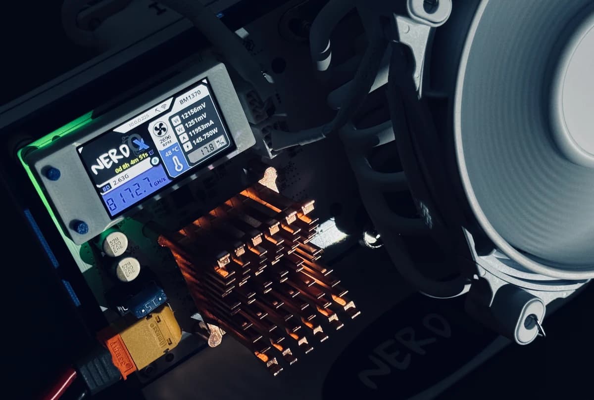 Air-cooled NerdQX with operating display from the original IxTechCrypto project